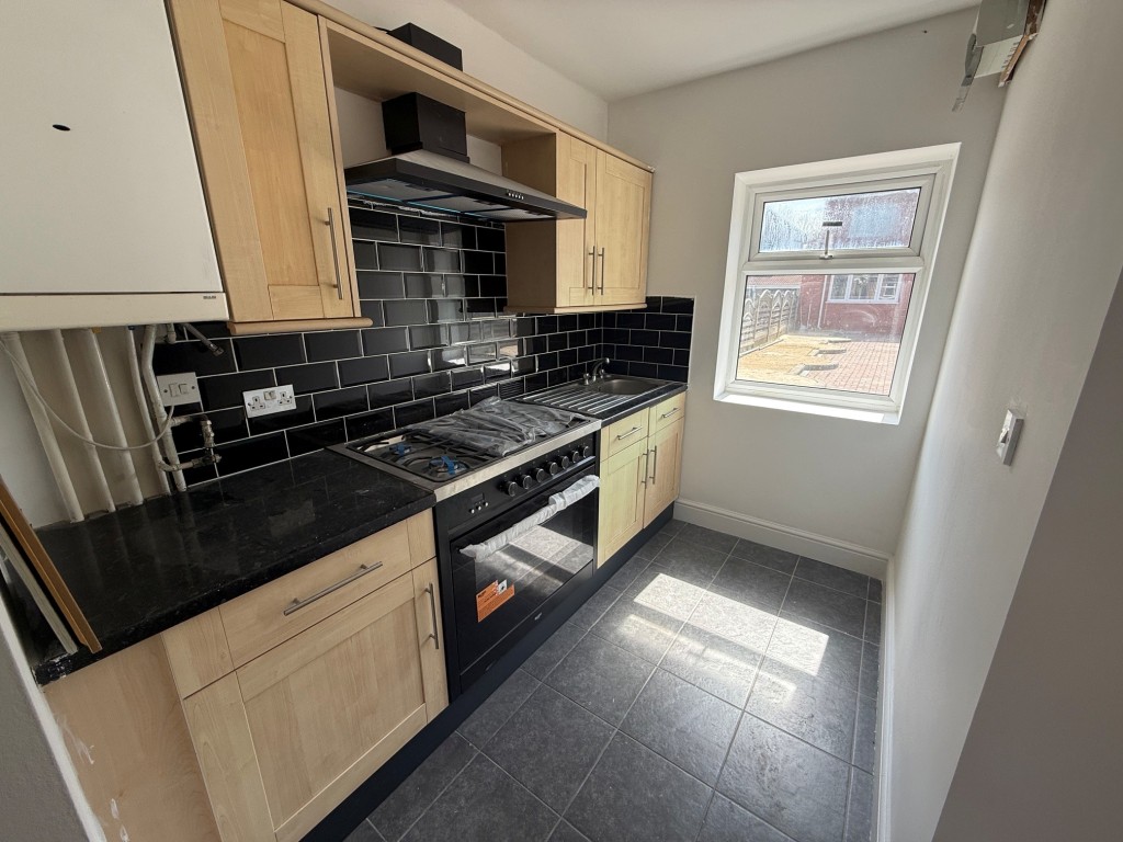 Lot: 166 - HOUSE WITH VERSATILE ACCOMMODATION - Kitchen area in outbuilding